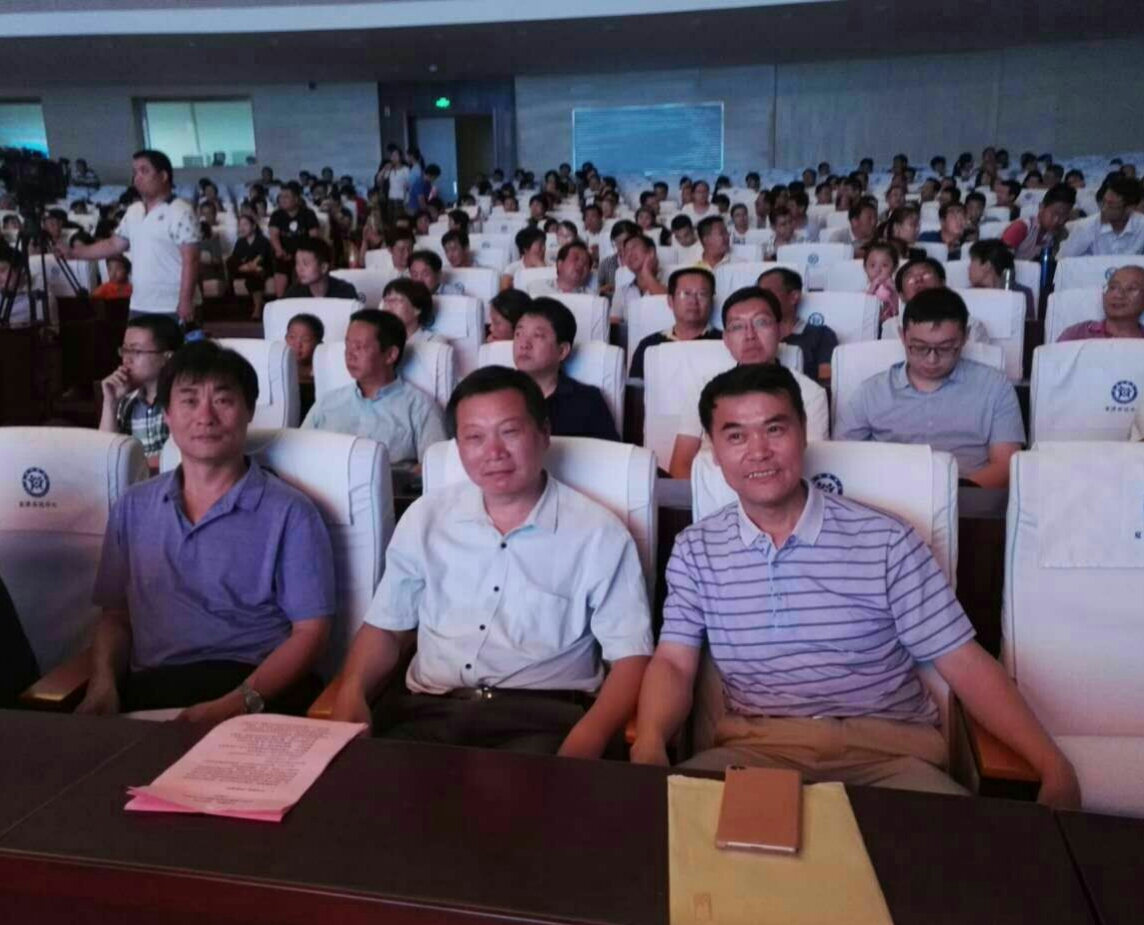 在首届中国椹果诗歌节文艺晚会现场