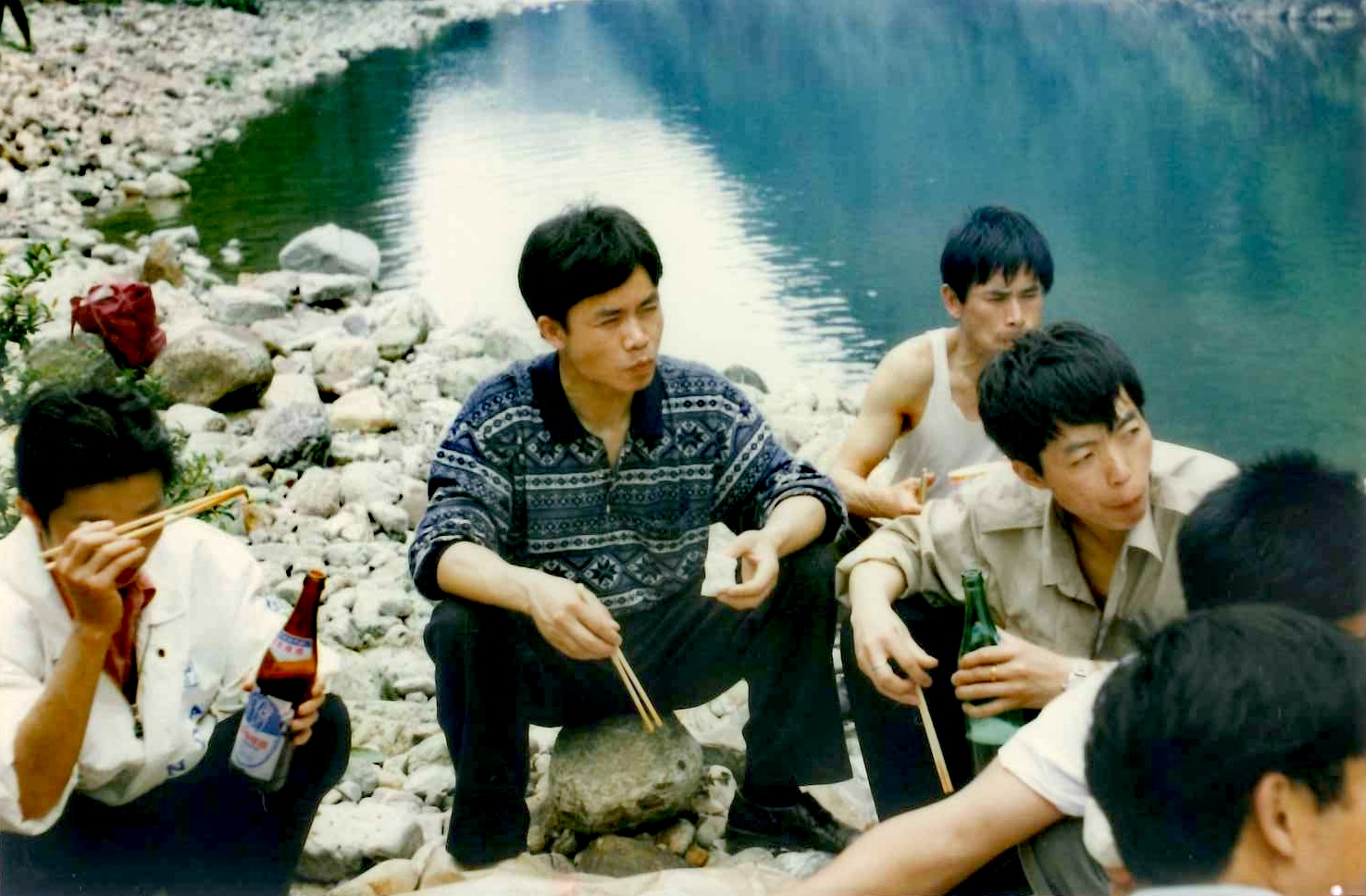 1990年代与文友去春游，作者的旁边穿背心者为李国清。