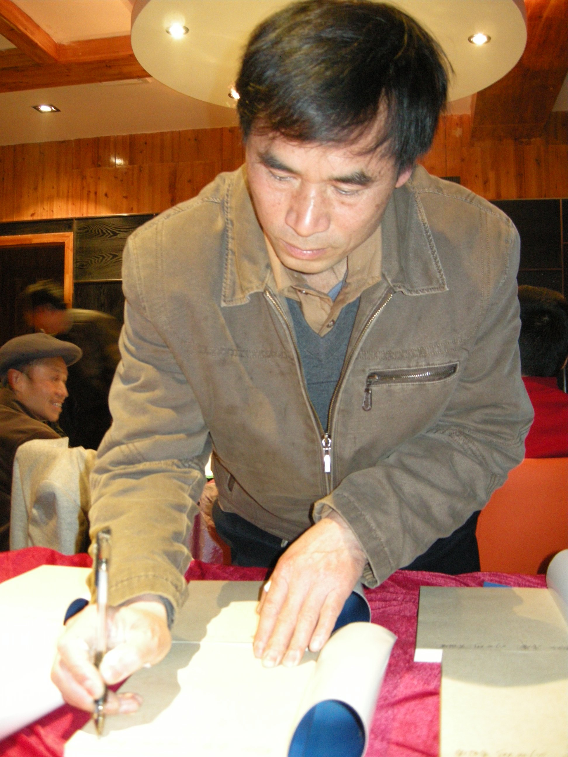 2009年1月14日，李国清在《山魂——贵州省都匀市文学作品选》一书出版首发式上签名留念。