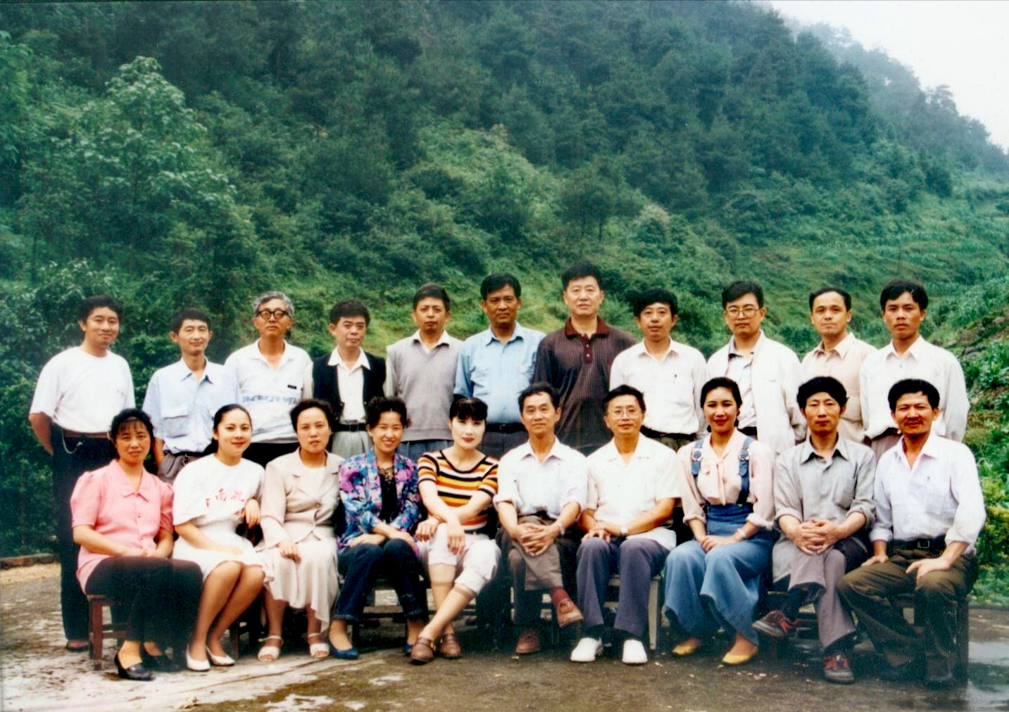 1990年代，都匀文艺界人士的一次集体郊游。后排左三为刘映春老师，右一为作者。