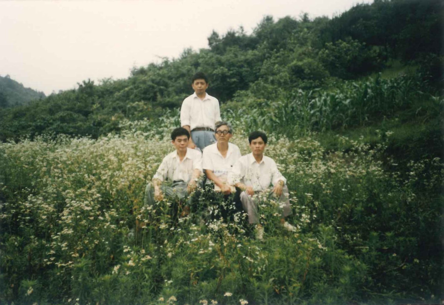 1990年代，与刘映春老师（中）张承明、陆霖广（已逝）郊游。