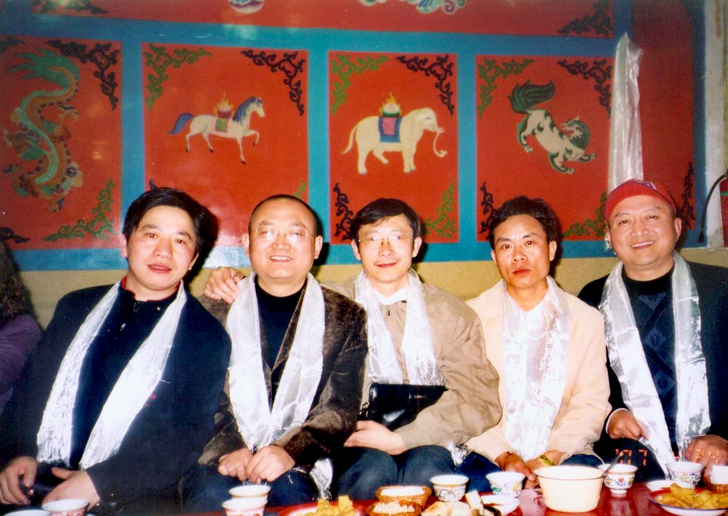 2007年4月22日，我与丁哥（中）、四川诗人鲁川（左二）、四川文友何朝理（左一） 、王兴令（右一） 在四川九寨沟藏民家作客。