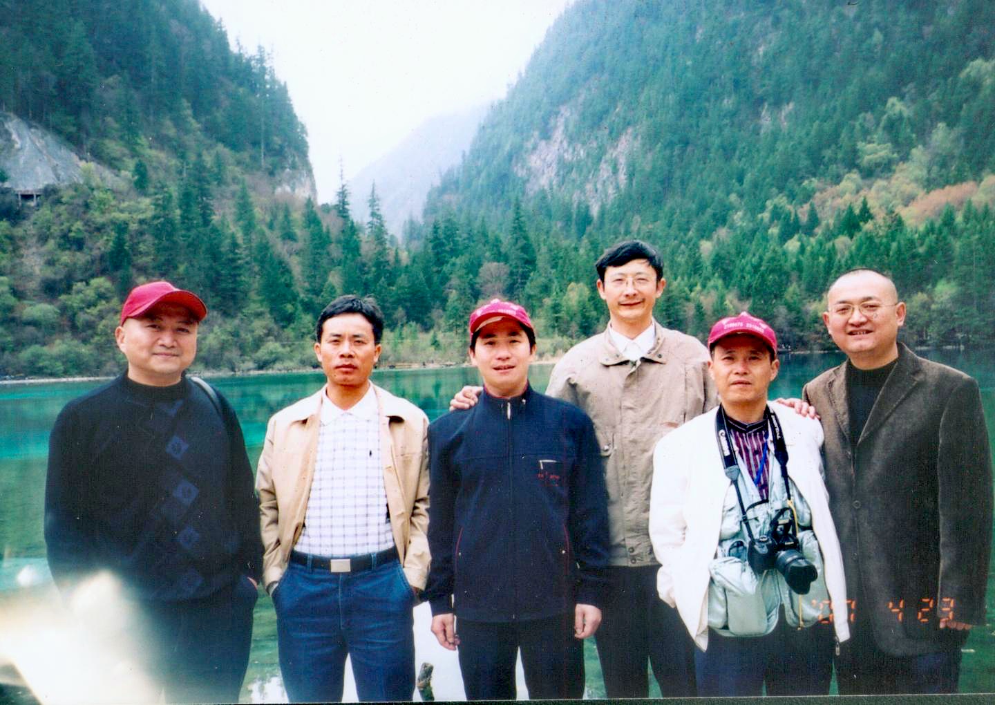 2007年4月23日，我与丁哥（右三）以及四川诗人鲁川（右一）等文友游览四川九寨沟。