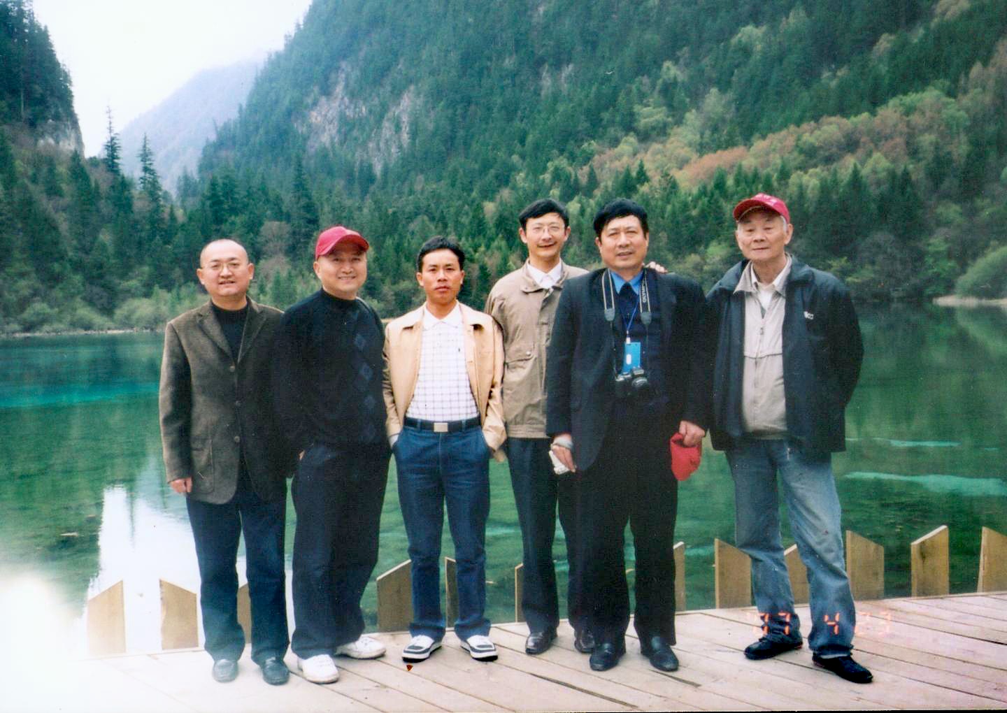 2007年4月23日，我与丁哥（右三）以及四川诗人鲁川（左一）、河北作家张华北（右二）、四川文友王兴令（左二）等游览四川九寨沟。