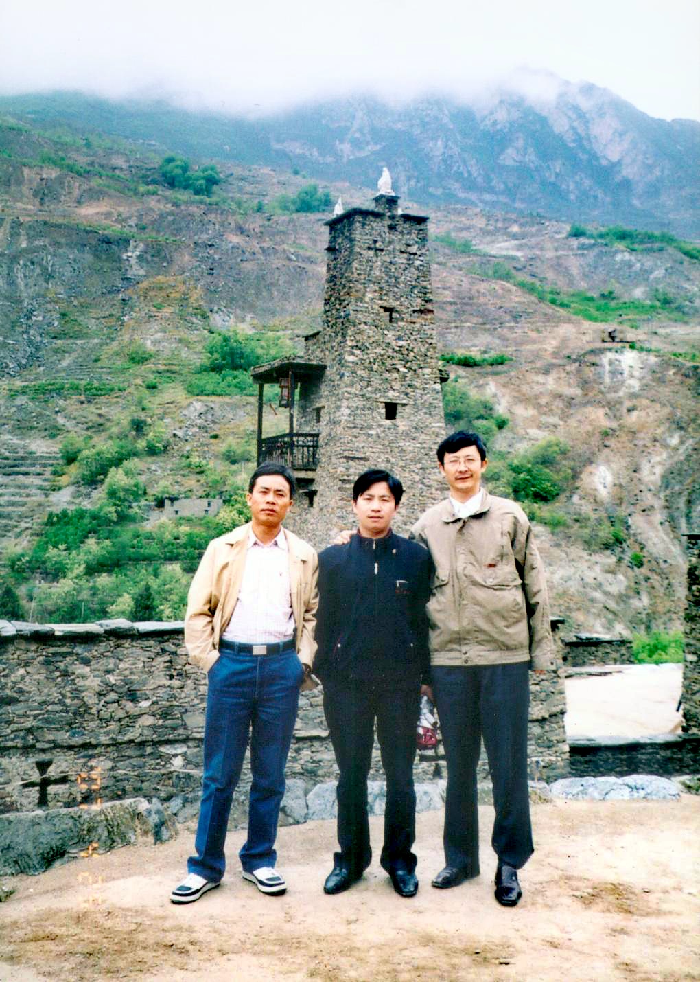 2007年4月26日，我与丁哥和四川文友何朝理在四川理县桃坪羌寨游览。