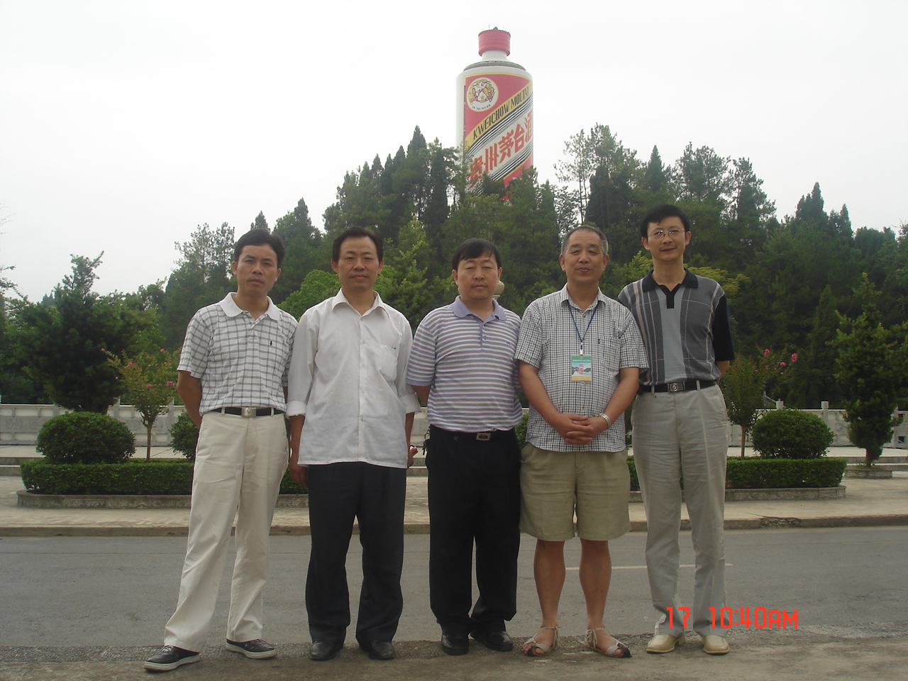 2008年7月17日，与丁哥（右一）、曾祥铣（右二）、黄明仲（左二）等作家在仁怀县。