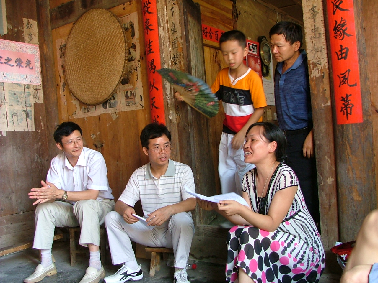 2009年9月5日，与丁哥（左一）、摄影家申军（右一）、作家蒋红梅（右二） 、杨云天（右三）在都匀乡下采风。