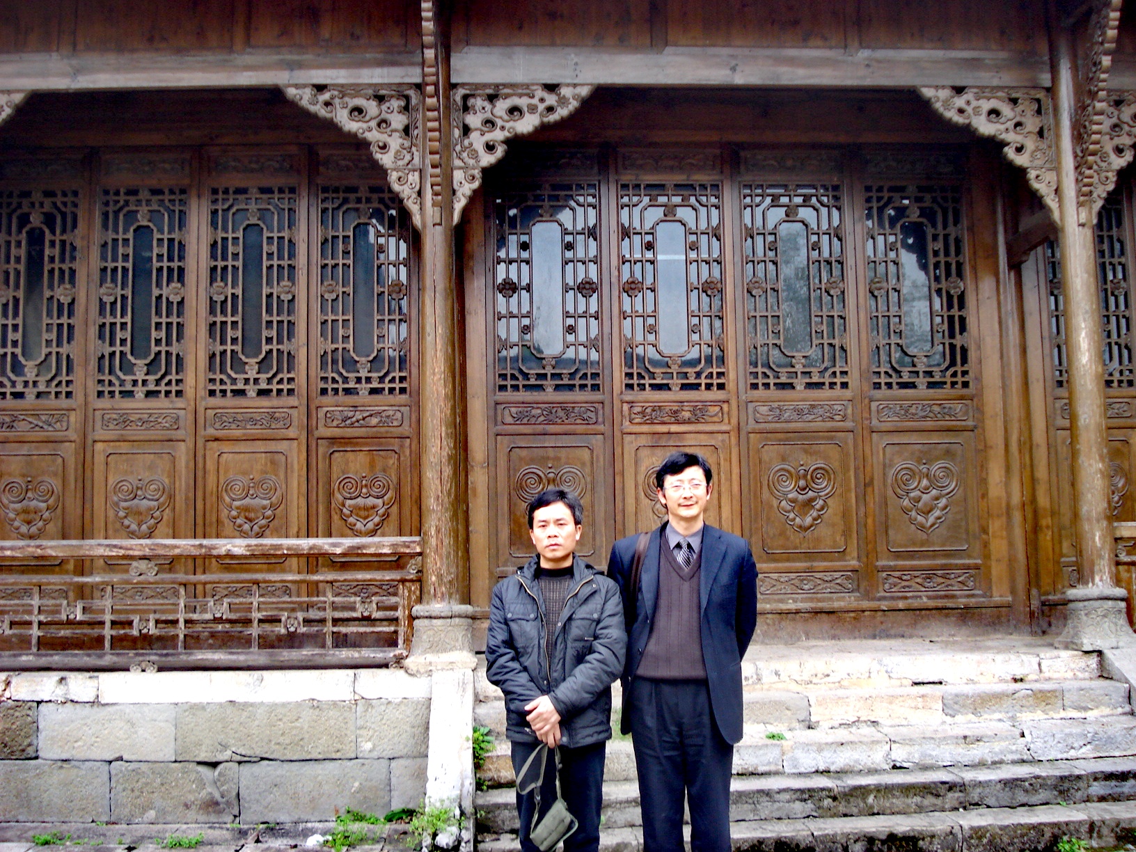 2011年4月9日，与丁哥在国家级文物保护单位——毕节市大屯乡大屯土司庄园。