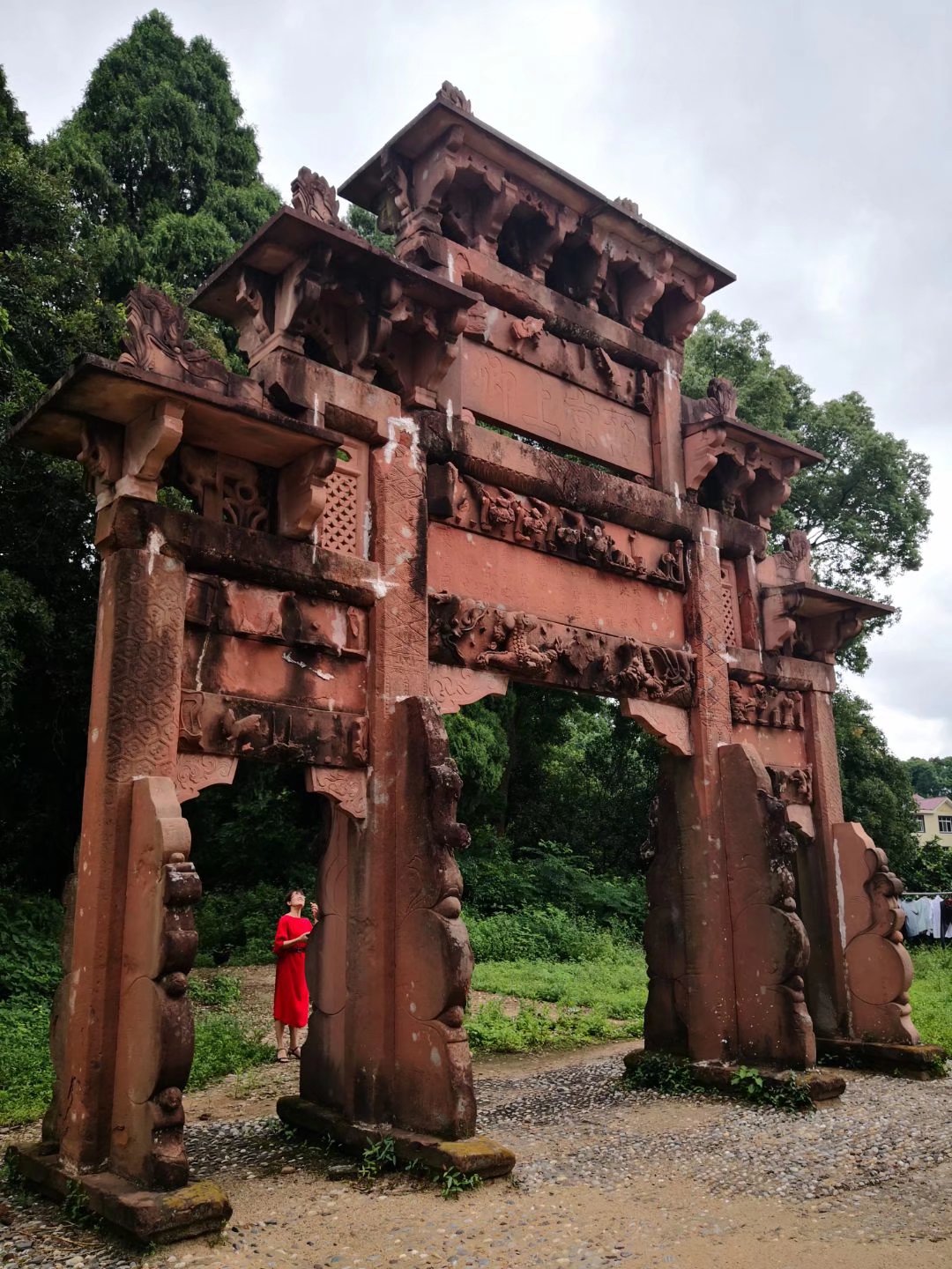 张鸣冈牌坊 郭志锋摄
