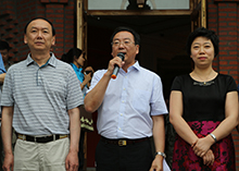 中俄友好协会秘书长宋敬武主任(中)致辞