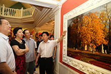 07张桐胜副主席向来宾介绍作品创作经过。